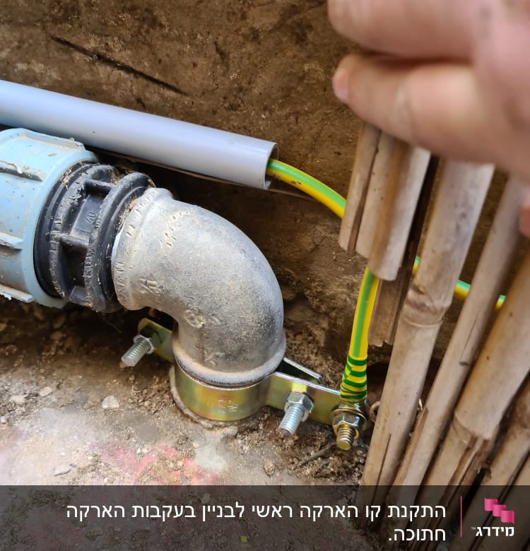 צינור חשמל עם חיבורי מתכת וחוטי חשמל